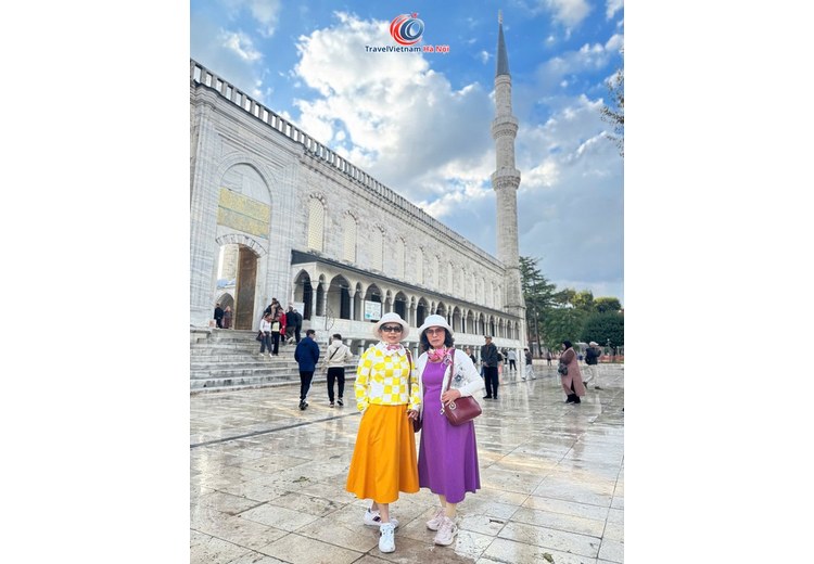Hai khách đoàn TravelVietnam Hà Nội trong sân một thánh đường ở Istanbul