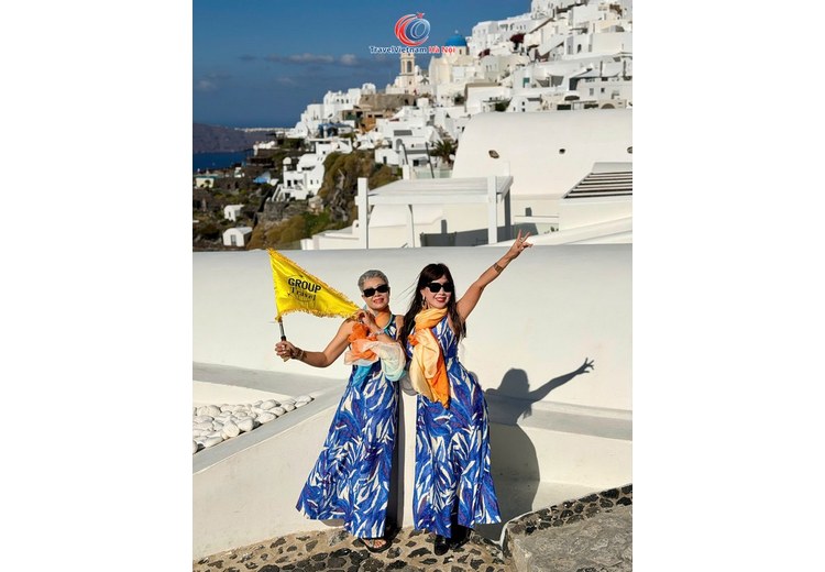 Hai khách tour Thổ Nhĩ Kỳ – Hy Lạp tháng 9/2026 trên đảo Santorini