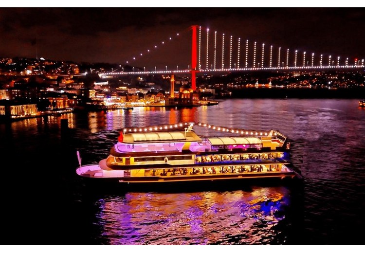 Hoàng hôn trên Bosphorus và đèn thành phố Istanbul