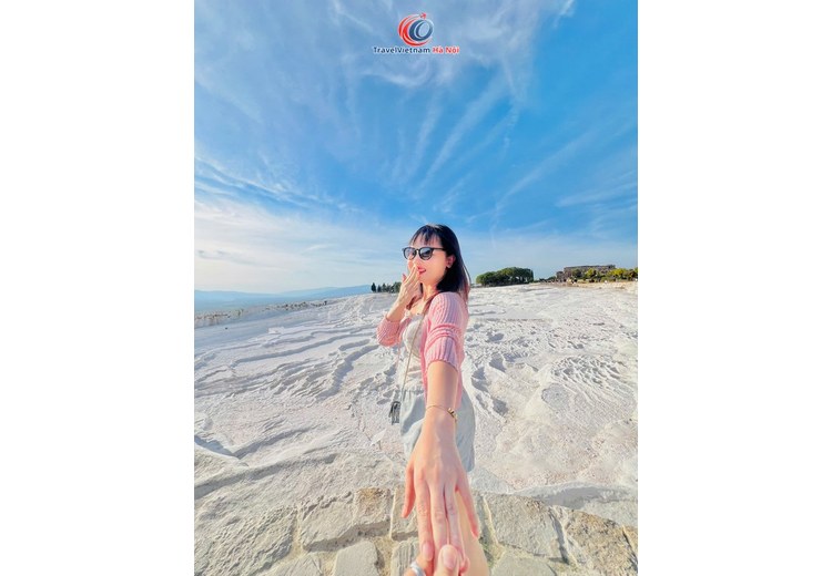 Khách đoàn tháng 10/2026 giữa nền trắng Pamukkale