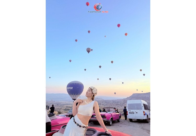 Khách đoàn tháng 9/2026 ngắm khinh khí cầu bên những chiếc xe cổ ở Cappadocia