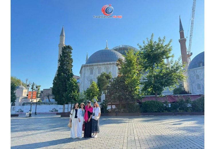 Khách đoàn TravelVietnam Hà Nội tại quảng trường Sultanahmet, Istanbul