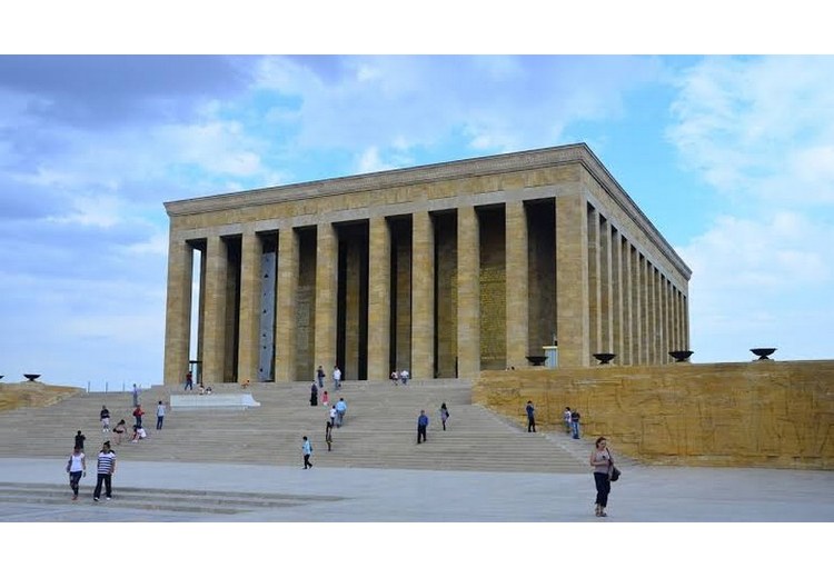 Lăng mộ Atatürk tại Ankara, nơi tưởng niệm người sáng lập nước Cộng hòa Thổ Nhĩ Kỳ