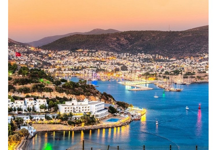 Lâu đài Bodrum nhìn từ bến cảng lúc hoàng hôn