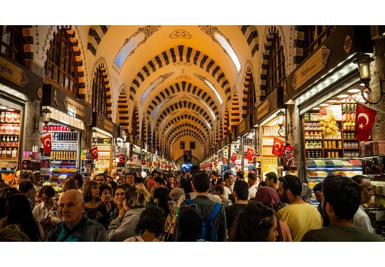 Lối đi mái vòm trong Grand Bazaar