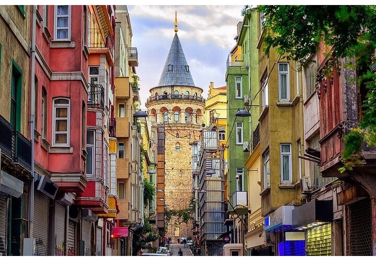 Lối vào và quầy vé dưới chân tháp Galata