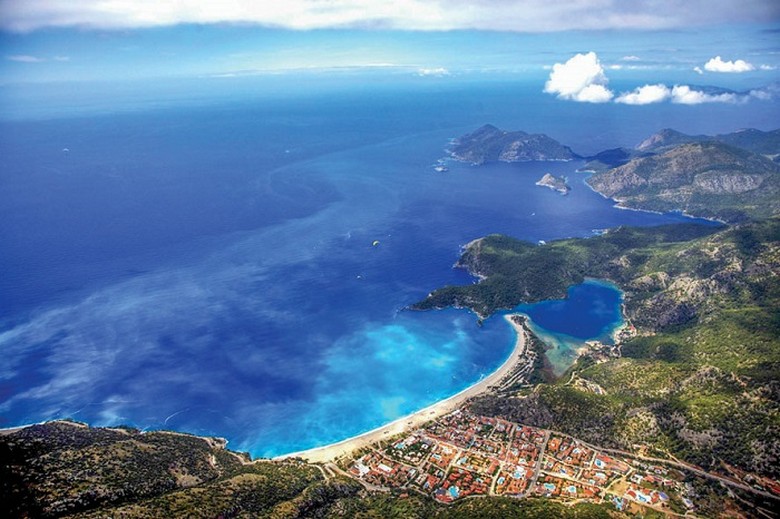 Đầm phá Oludeniz nhìn từ thuyền Blue Cruise với nước biển xanh ngọc