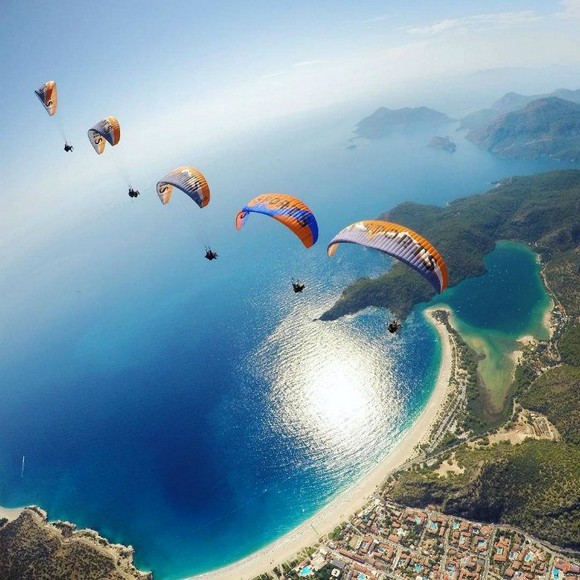 Đầm phá xanh ngọc Oludeniz nhìn từ trên cao với dù lượn bay lượn phía trên
