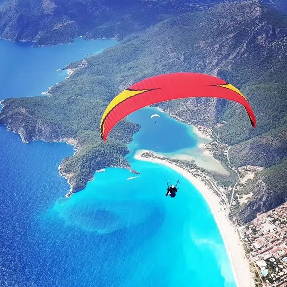 Đầm phá xanh ngọc Oludeniz nhìn từ trên cao với dù lượn bay phía trên