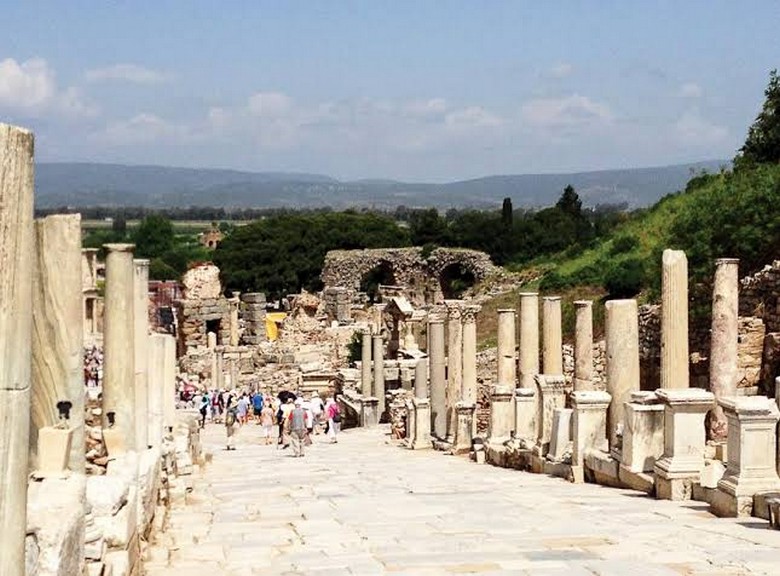 Đường Curetes lát đá cẩm thạch dẫn qua trung tâm thành cổ Ephesus