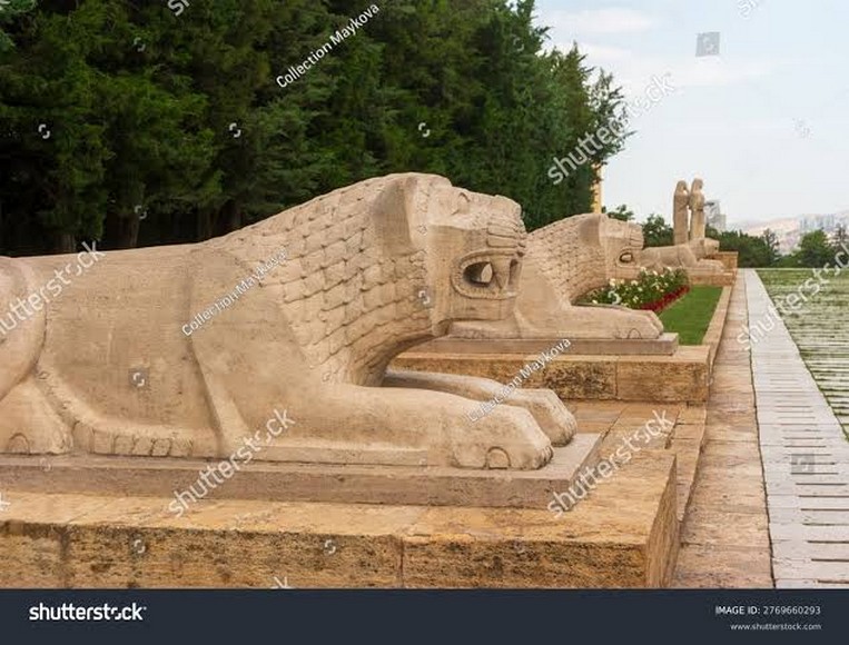 Đường Sư Tử với hàng tượng sư tử đá dẫn vào Sảnh Danh Dự tại Anıtkabir