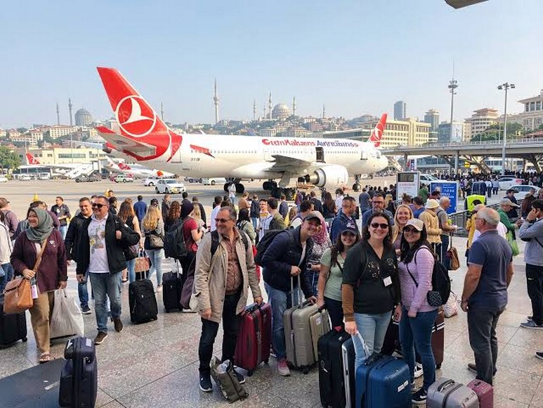 Đoàn khách lên máy bay nội địa cho chặng Antalya đi Istanbul