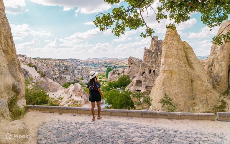 Đoàn khách tham quan bảo tàng ngoài trời Goreme ở Cappadocia