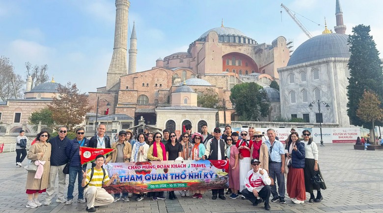 Đoàn khách tham quan cùng hướng dẫn viên tại khu phố cổ Istanbul