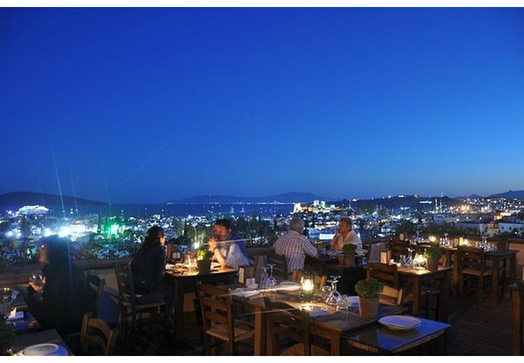 Quán bar ven biển về đêm ở Bodrum