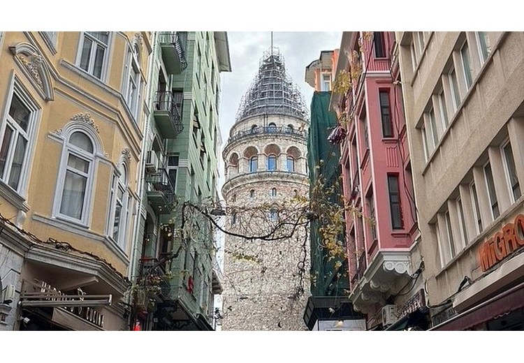 Tháp Galata nhìn từ con phố dốc ở Beyoğlu