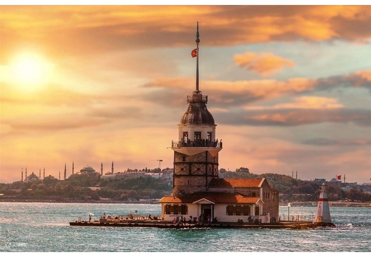 Tháp Maiden (Kız Kulesi) giữa eo biển Bosphorus