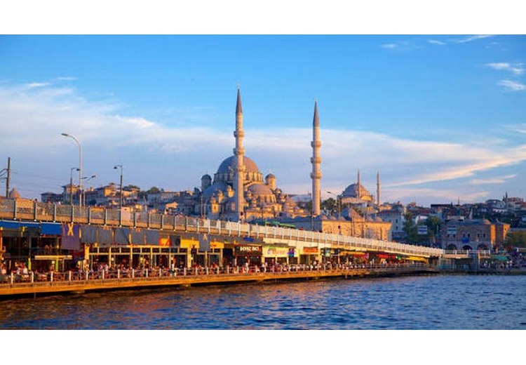 Thuyền du lịch trên eo biển Bosphorus