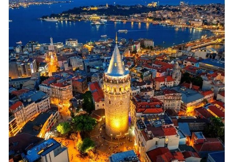 Toàn cảnh phố cổ Istanbul và vịnh Sừng Vàng nhìn từ đỉnh tháp Galata