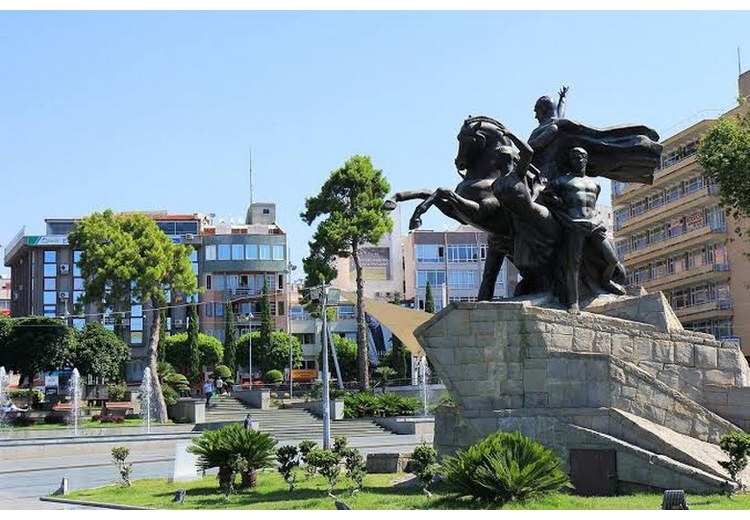 Tượng đài Atatürk tại một quảng trường công cộng Thổ Nhĩ Kỳ